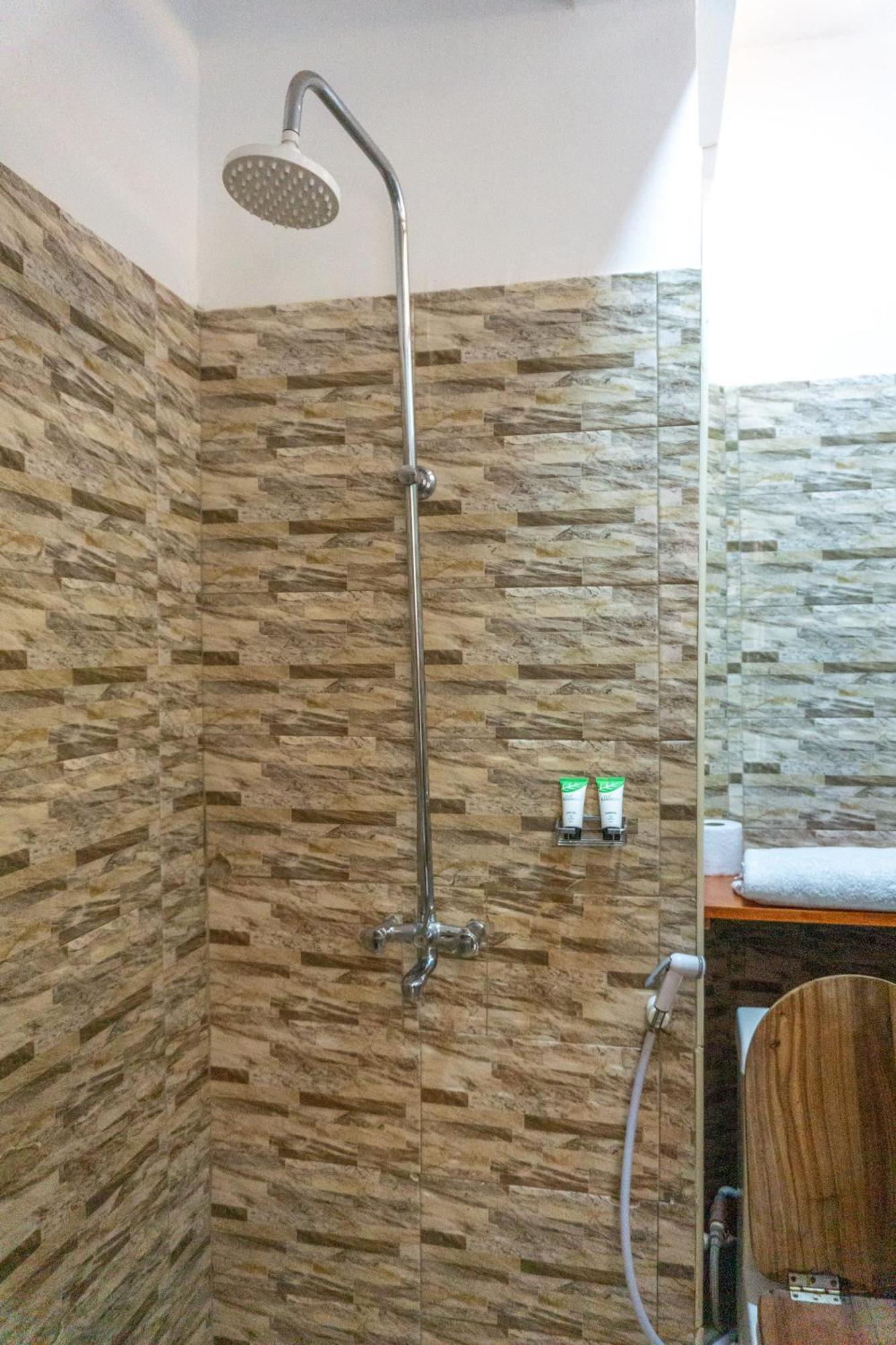 Lilac Elevate Inn كاراتو المظهر الخارجي الصورة